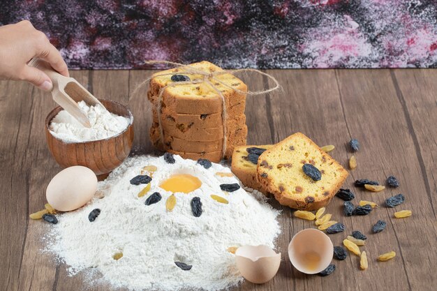Hacer pastel con ingredientes como yema de huevo y harina