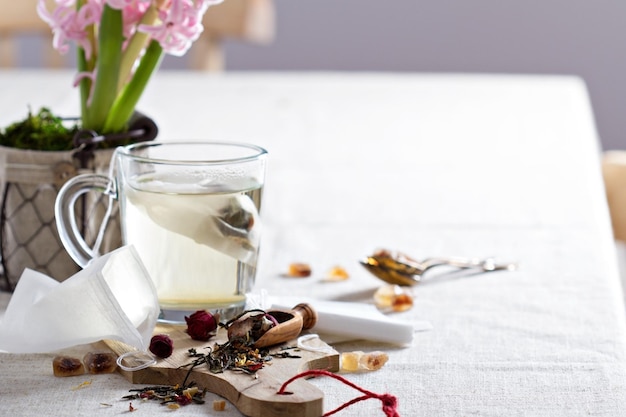 Foto gratuita hacer té con bolsitas de té