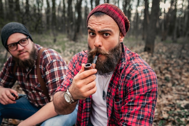 Foto gratuita hacha del hombre de la sierra de cadena