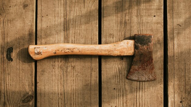 Hacha rústica sobre un fondo de madera flatlay