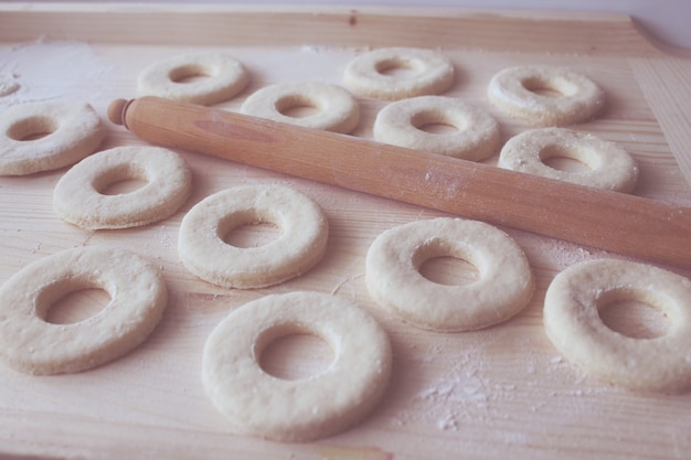 Foto gratuita haciendo donuts en casa