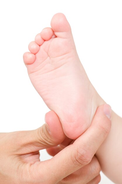 haciendo masaje del pie del niño