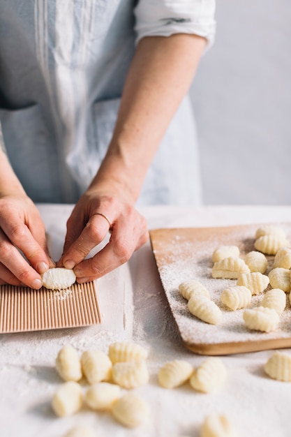 Foto gratuita haciendo pasta