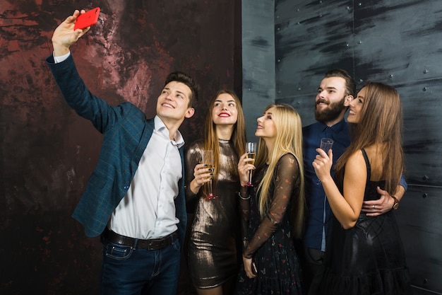 Haciendo selfie de fiesta de año nuevo