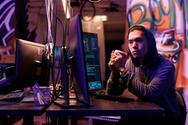Hacker con café haciendo actividad criminal