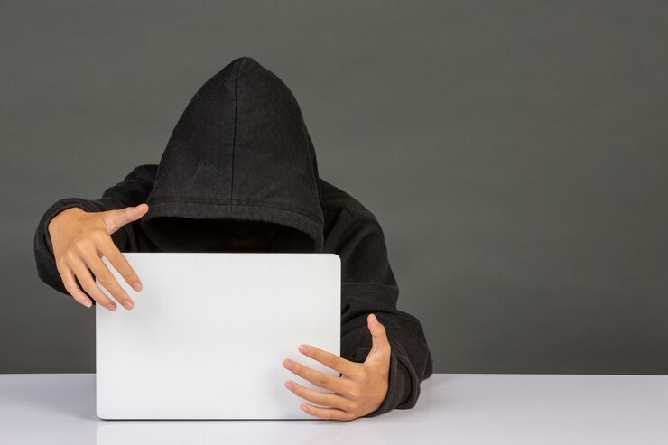 Foto gratuito hacker con una computadora portátil
