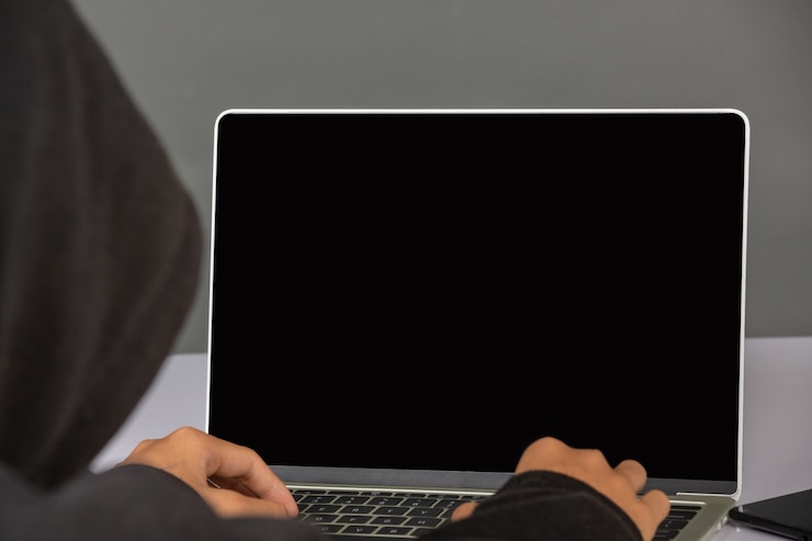 Foto gratuito hacker con una computadora portátil