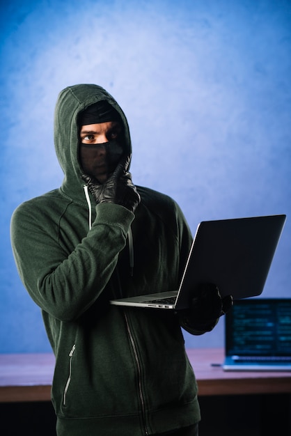 Hacker con una computadora portátil