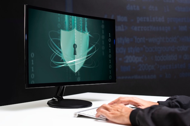 Hacker descifrando la seguridad de los datos del código binario