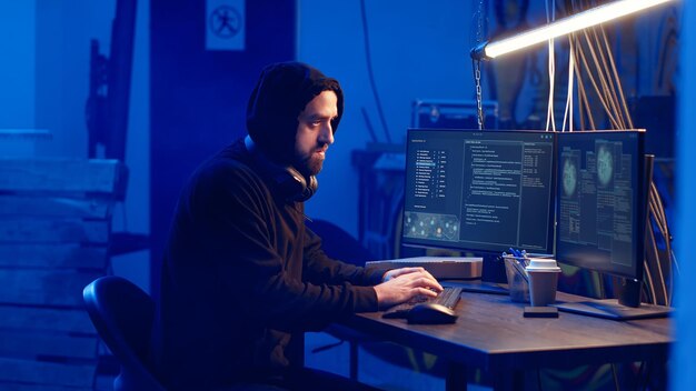 Hacker encapuchado creando piratería para lanzamientos de software y videojuegos