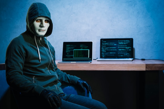 Hacker en escritorio