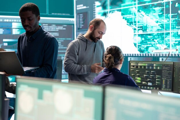 Hacker del gobierno trabajando en una red informática en una oficina de alta tecnología.