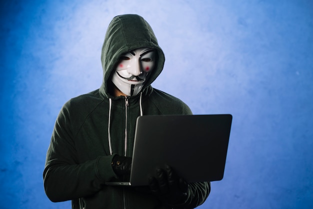 Foto gratuita hacker con máscara de anonymous