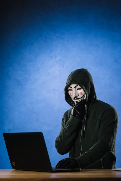 Foto gratuita hacker con máscara de anonymous