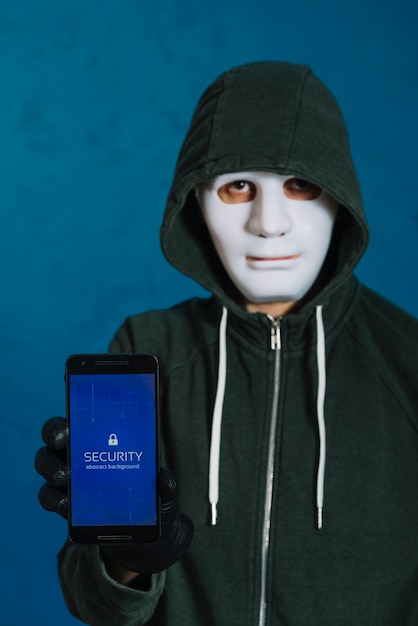 Hacker sujetando smartphone