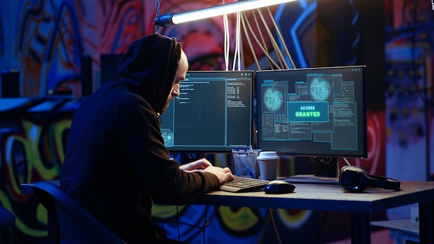 Hacker teniendo un estallido de alegría después de obtener acceso otorgado más allá de la seguridad