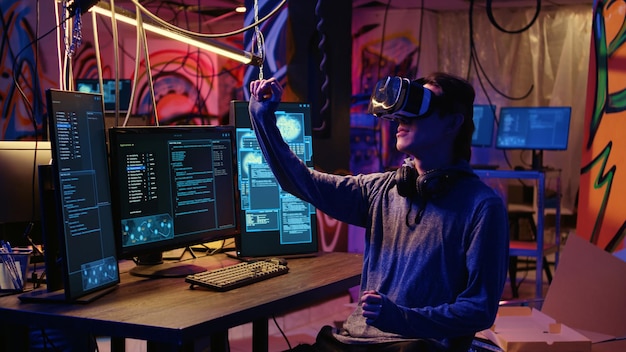 Hacker usando gafas de realidad virtual
