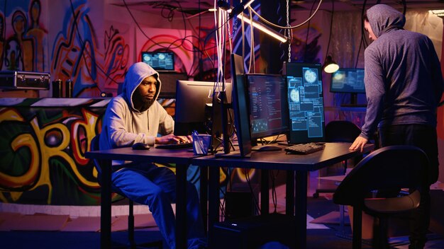 Los hackers hablan de conocimientos técnicos