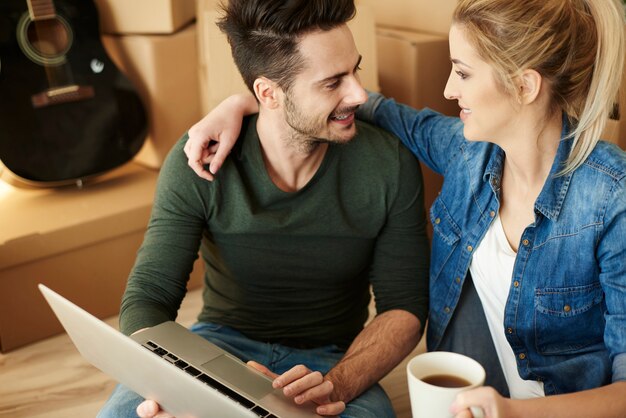 Haga una pausa para el café y relájese con la computadora portátil