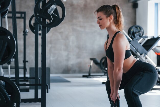 Hágalo sin problemas. Hermosa mujer rubia en el gimnasio en su fin de semana