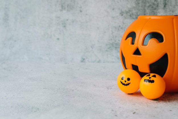 Foto gratuita halloween con canasta de calabaza naranja