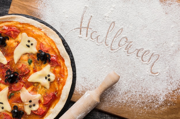 Foto gratuita halloween escrito con flor de cocina