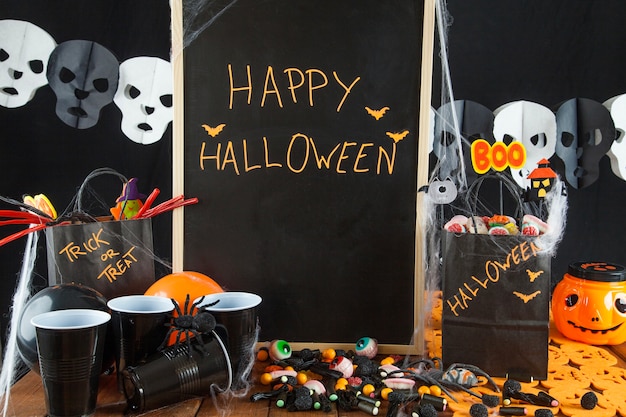 Halloween mesa con decoraciones de fiesta