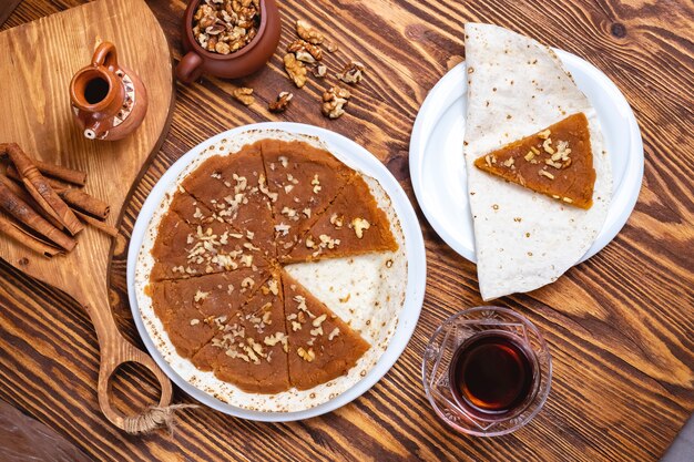 Halva tradicional con vista superior de té de lavash de nueces