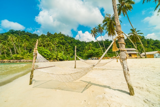 Foto gratuita hamaca en la hermosa playa tropical