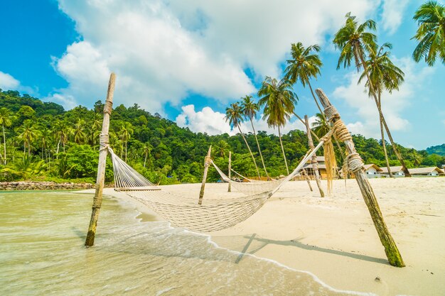 Hamaca en la hermosa playa tropical