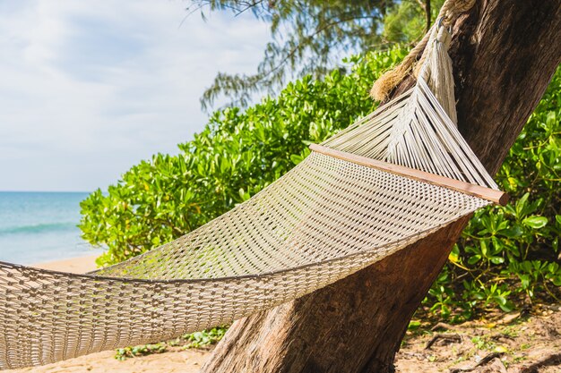 Hamaca vacía en la playa tropical mar océano para el ocio relajarse en viajes de vacaciones