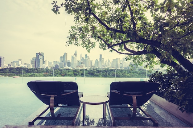 Foto gratuita hamacas con vistas a la ciudad