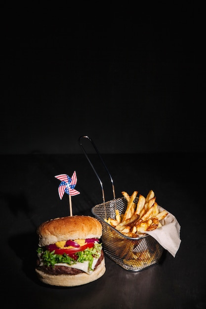 Hamburguesa al lado de patatas fritas