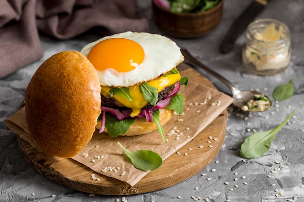 Hamburguesa de alto ángulo con huevo frito