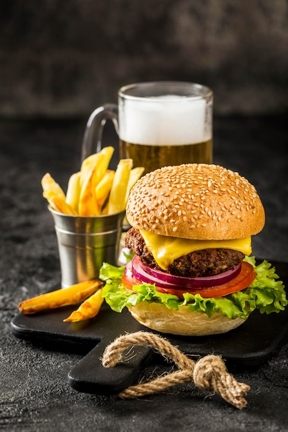 Hamburguesa de alto ángulo con papas fritas y cerveza