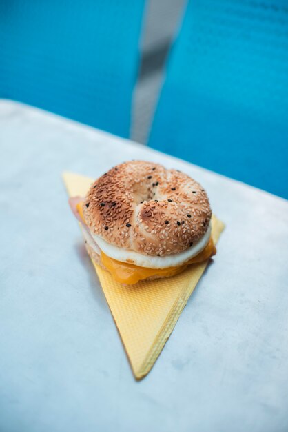 Hamburguesa de alto ángulo con queso en servilleta