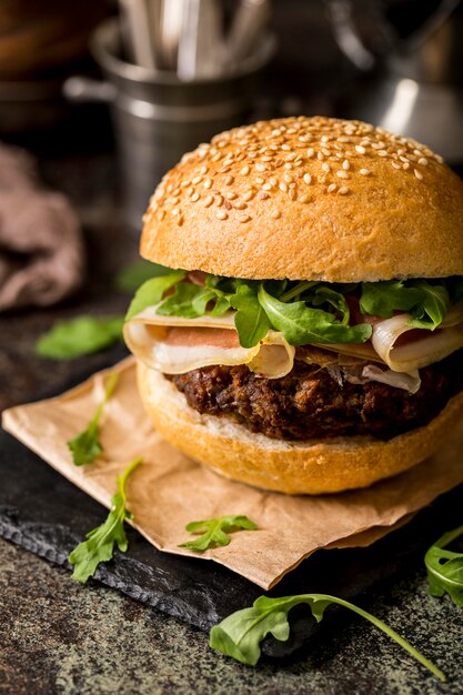 Hamburguesa de alto ángulo con tocino