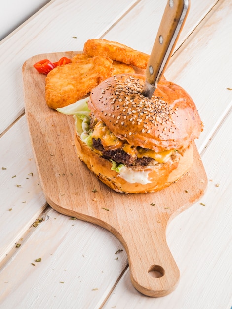 Hamburguesa americana con patatas fritas