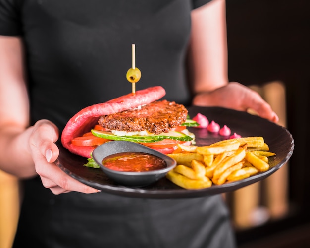 Hamburguesa asiática con patatas fritas y salsa picante