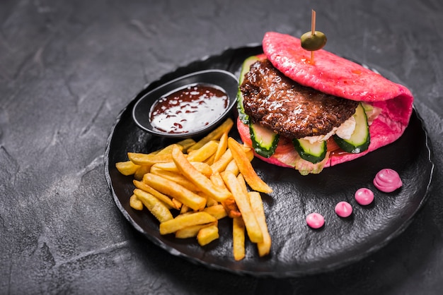 Hamburguesa asiática con patatas fritas y salsa picante