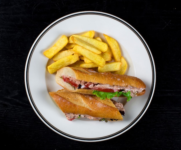 Hamburguesa con atún y papas fritas