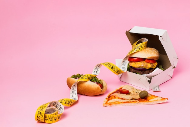 Hamburguesa en caja con cinta métrica