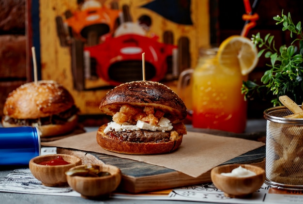 Foto gratuita hamburguesa con carne blanca y queso frito