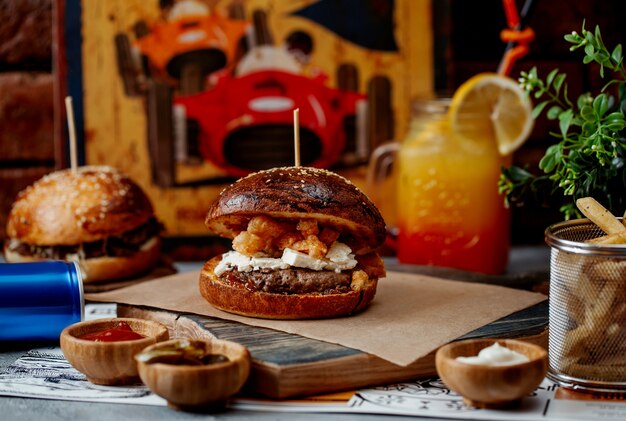 Hamburguesa con carne blanca y queso frito