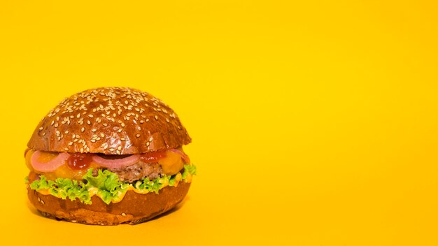 Hamburguesa de carne clásica con fondo amarillo