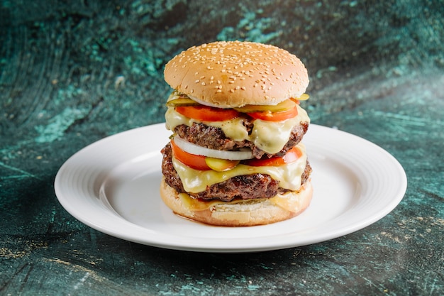 Hamburguesa de carne doble en bollo de pan.