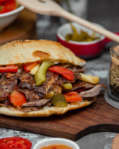 Hamburguesa con carne de kebab, tomate y pepino.