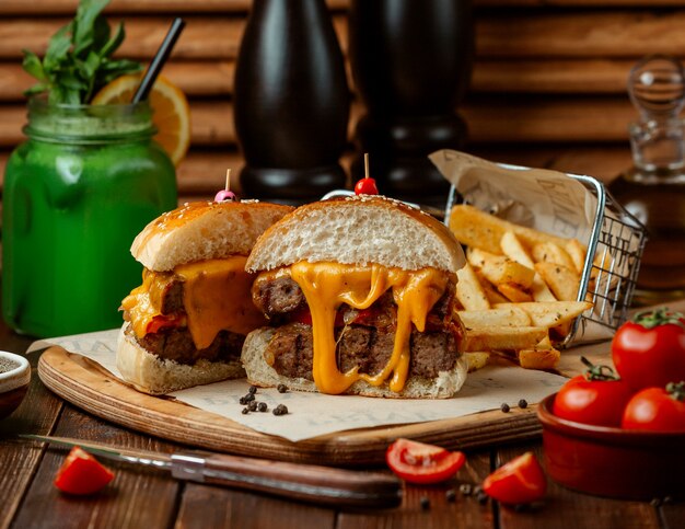 Hamburguesa de carne con papas fritas