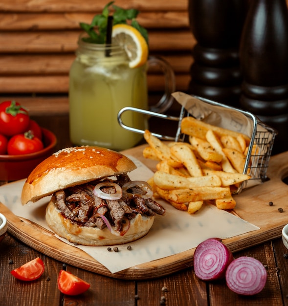 Hamburguesa de carne con papas fritas