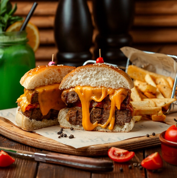 Foto gratuita hamburguesa de carne con papas fritas